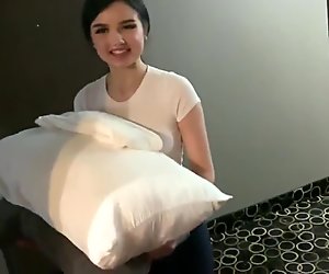 Sexy Poolse MEID komt om de hotelkamer schoon te maken en wordt het geneukt