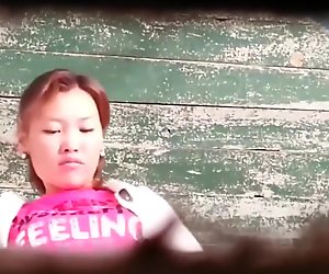 Kasakhstan kvinner tatt tissing into a skitten hole