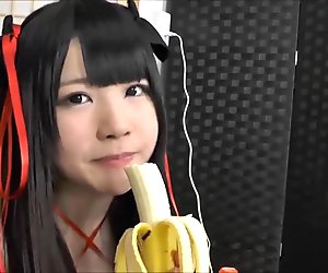 Ela pega uma banana