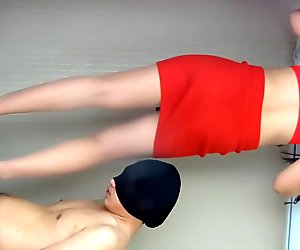 Запањујућа кинеска љубавница у секси црвеној одећи даје груби дркање курца ципелом и дркање курца стопалом